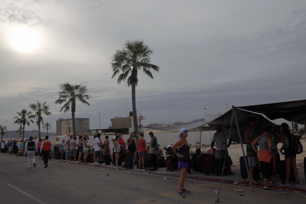El viernes comenzaron a llegar y a repartir viveres a los damnificados por el huracan 'Odile', en Los Cabos. Foto: La Jornada