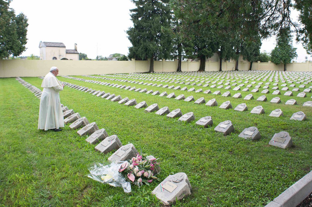 El papa Francisco rezó en el cementerio en Redipuglia, en el que yacen unos 15 mil soldados de cinco países del imperio austrohúngaro que perdieron la gran guerra que surgió hace cien años. Foto Reuters