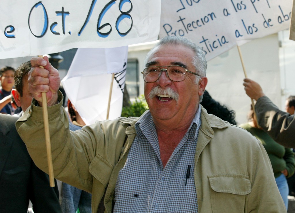 Raúl Álvarez Garín en una protesta afuera de la Suprema Corte de Justicia de la Nación en noviembre de 2005. Foto: La Jornada