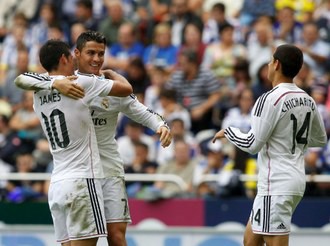 Cristiano Ronaldo celebra con James Rodríguez y Javier 'Chicharito' Hernández uno de sus goles ante el Deportivo La Coruña. Foto Reuters