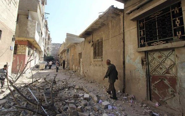 Civiles revisan un sitio en Damasco que presuntamente fue bombardeado de forma aérea por fuerzas leales al presidente Bashar Assad. Foto Reuters