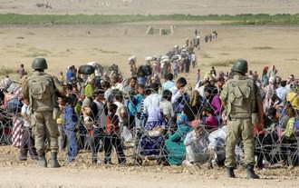 Sirios comenzaron a cruzar la frontera de Turquía para huir de los combates en la zona de Ain al Arab. Foto Reuters