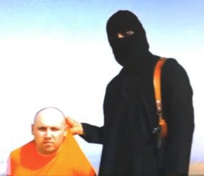 Imagen del video donde se observa al periodista Steven Sotloff, quien fue decapitado por un militante del Estado Islámico. Foto Ap