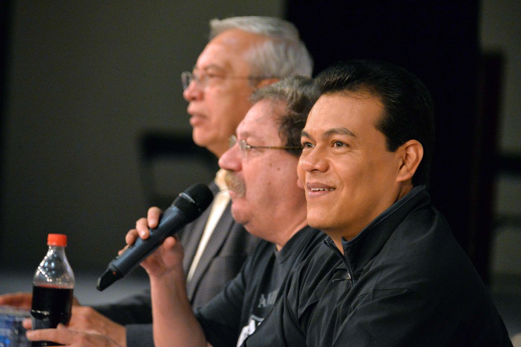 De izquierda a derecha: el director de Seguridad Pública Municipal Jorge Amador Amador; el escritor Paco Ignacio Taibo II, y el alcalde local, Juan Zepeda Hernández. Foto: La Jornada