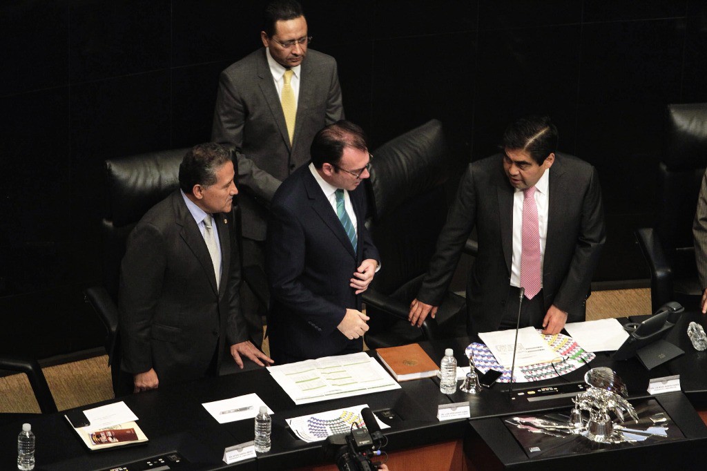 El secretario de Hacienda flanqueado por Arturo Zamora y Miguel Barbosa en el Senado de la República. Foto: La Jornada