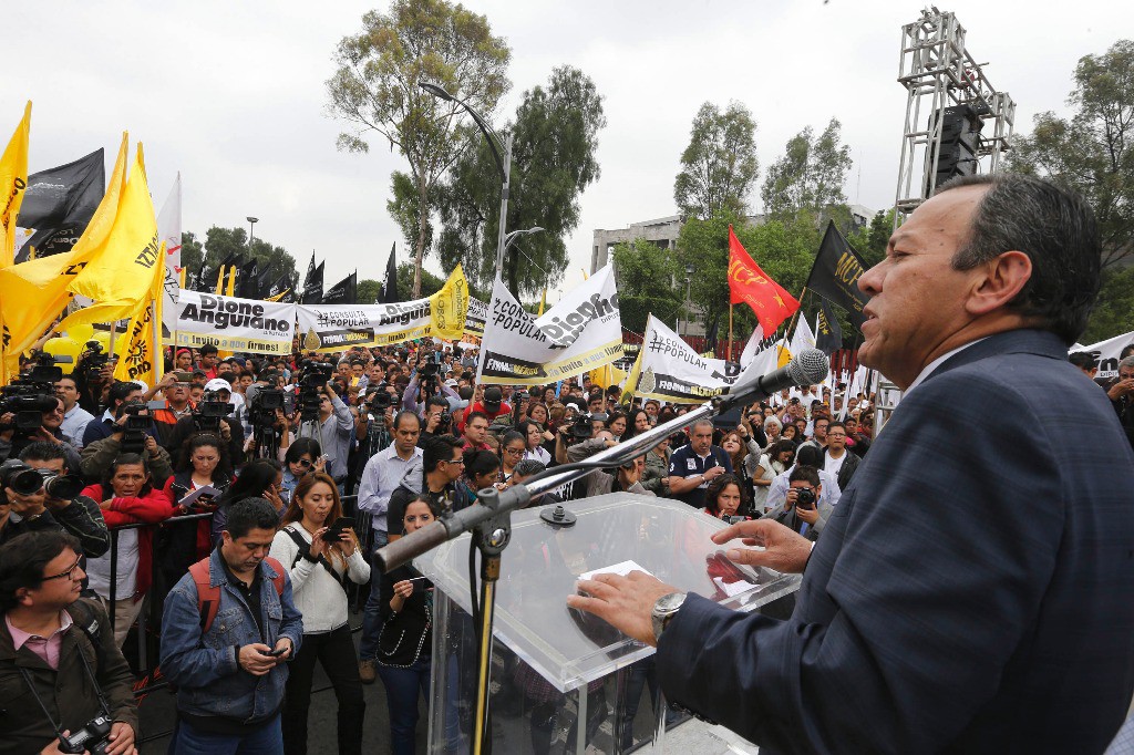 El líder nacional perredista, Jesús Zambrano, durante un mitin afuera de la sede de la Cámara de Diputados el 28 de julio de 2014. Foto: La Jornada