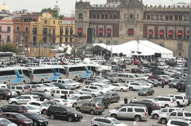 El Zócalo de la ciudad de México este mediodía durante el segundo Informe de gobierno. Foto María Luisa Severiano