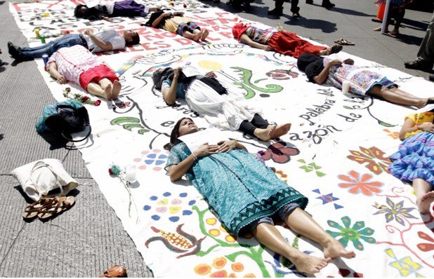 Durante una protesta sobre Reforma en la ciudad de México, para exigir la aparición con vida de los 43 alumnos normalistas de Ayotzinapa. Foto Yazmín Ortega