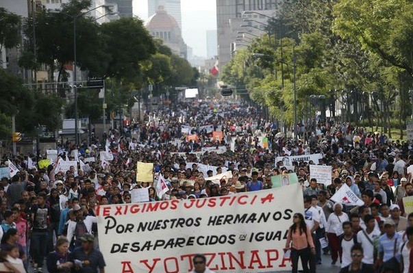 Marcha para exigir la aparición de los 43 normalistas de Ayotzinapa desaparecidos en Iguala. La manifestación avanzó sobre paseo de la reforma con dirección al Zócalo de la ciudad de México el 8 Octubre. Foto Carlos Ramos Mamahua