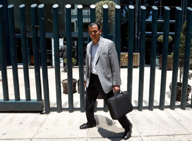 El funcionario municipal, a su arribo a la Procuraduría General de la República, el 14 de abril pasado. Foto: Alfredo Domínguez