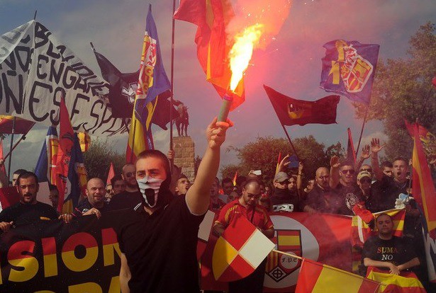 Integrantes de la extrema derecha anti-separatista encienden bengalas durante una manifestación por la unidad de España. Foto Ap