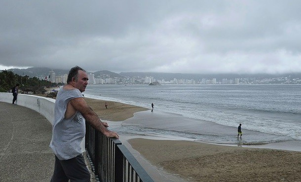 El panorama de Acapulco el sábado, ante el impacto de la tormenta Trudy. Foto Reuters