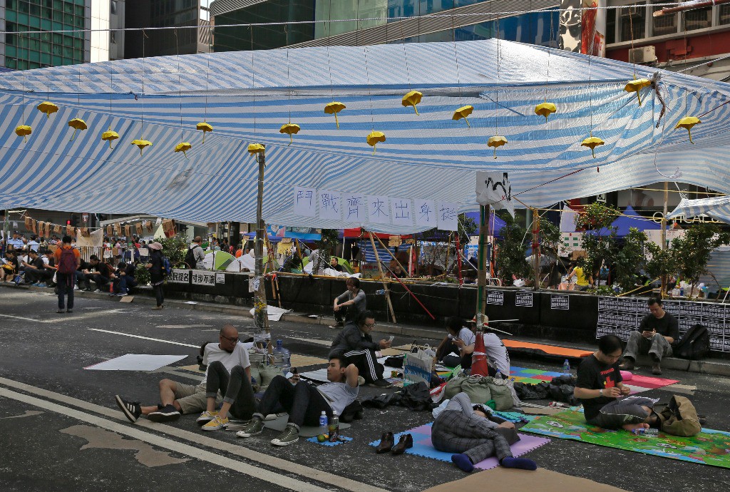 Estudiantes acamparon en los principales sitios de protesta en Hong Kong, en momentos en que el movimiento democrático busca recuperar fuerza después de que el gobierno cancelara el diálogo. Foto Ap