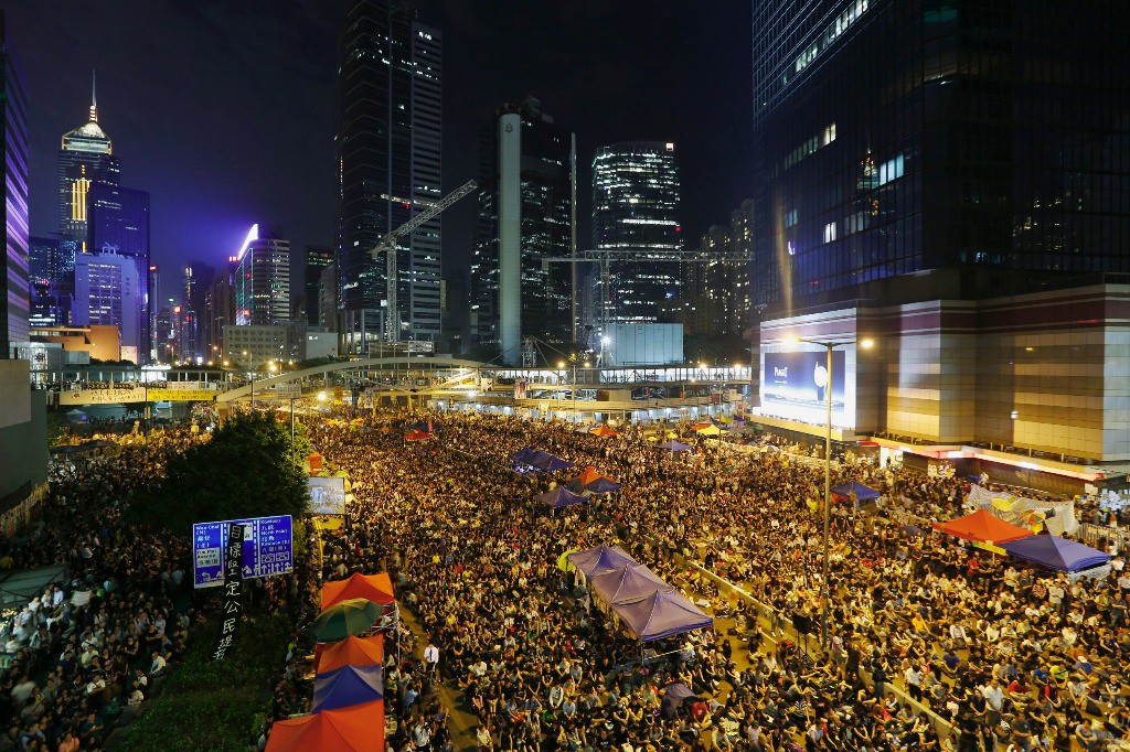 Miles de activistas pro democráticos llevaron a cabo nuevas marchas de protesta en Hong Kong tras la inesperada cancelación del gobierno de las conversaciones pactadas. Foto Reuters