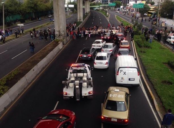 Estudiantes de la Escuela Nacional de Antropología e Historia bloquean Periférico Sur, en ambos sentidos, a la altura de la Ollin Yoliztli, para exigir la aparición con vida de los 43 normalistas de Ayotzinapa. Foto Alfredo Domínguez