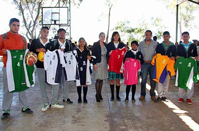 Autoridades locales donaron 72 uniformes y balones a los estudiantes ■ FOTO: LA JORNADA ZACATECAS