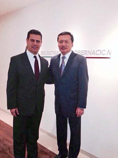 Miguel Alonso Reyes y el encargado de la política interna del país, Miguel Ángel Osorio Chong ■ FOTO: LA JORNADA ZACATECAS