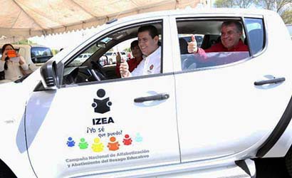El mandatario entregó 14 vehículos al IZEA, con una inversión total de 4 millones 128 mil 600 pesos ■ FOTO: LA JORNADA ZACATECAS
