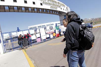 Los jóvenes cerraron el acceso al Campus UAZ Siglo XXI ■ FOTO: ERNESTO MORENO