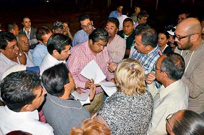 El presidente municipal se reunió con habitantes de la colonia ■ foto: La Jornada Zacatecas