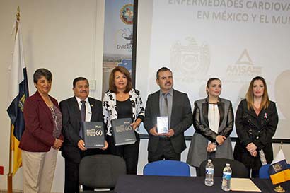 El material bibliográfico fue mostrado durante el tercer Encuentro de Vinculación Farmacéutica Nacional, realizado en la UAZ ■ foto: La Jornada Zacatecas