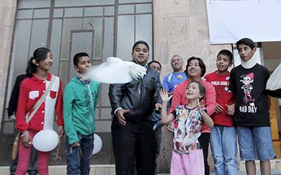 Alumnos y maestros de la ENMAC realizaron una manifestación cultural pública en las escalinatas del plantel. Una niña liberó una paloma blanca, símbolo de la paz ■ foto: ernesto moreno