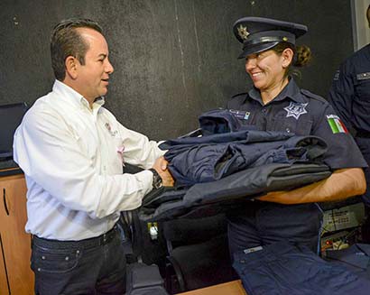 Aspecto de la entrega de uniformes, encabezada por el presidente municipal de El Mineral ■ foto: LA JORNADA ZACATECAS