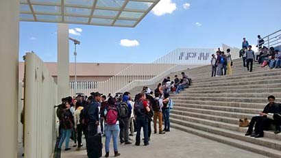 Los alumnos se colocaron en el acceso principal de la Unidad Profesional Interdisciplinaria de Ingeniería (Upiiz) ■ foto: martín catalán lerma
