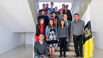 Los jóvenes y el profesor que recibieron el certificado ■ foto: La Jornada Zacatecas