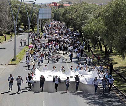Miles de estudiantes marcharon desde la Seduzac hasta el Centro Histórico de la capital zacatecana ■ FOTOS: ANDRÉS SÁNCHEZ Y ERNESTO MORENO