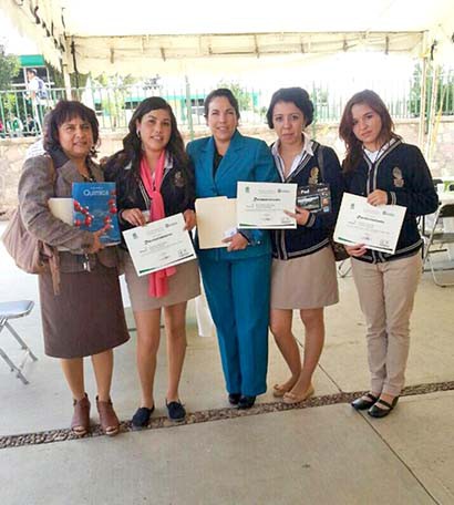 En la imagen, acompañadas por autoridades escolares, algunas de las estudiantes que pasaron a la etapa estatal de la competencia ■ foto: La Jornada Zacatecas