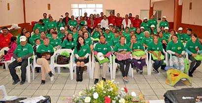 Promotores del IZEA recibieron uniformes ■ foto: La Jornada Zacatecas