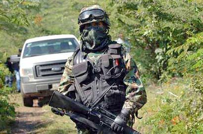 En la imagen, militares resguardan fosas clandestinas localizadas en Guerrero ■ FOTOS: LA JORNADA ZACATECAS