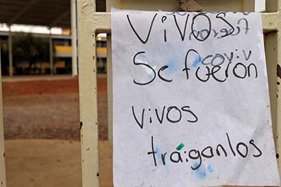 Los jóvenes colocaron cartulinas en la entrada de la escuela con consignas relacionadas al caso ■ foto: rafael de santiago