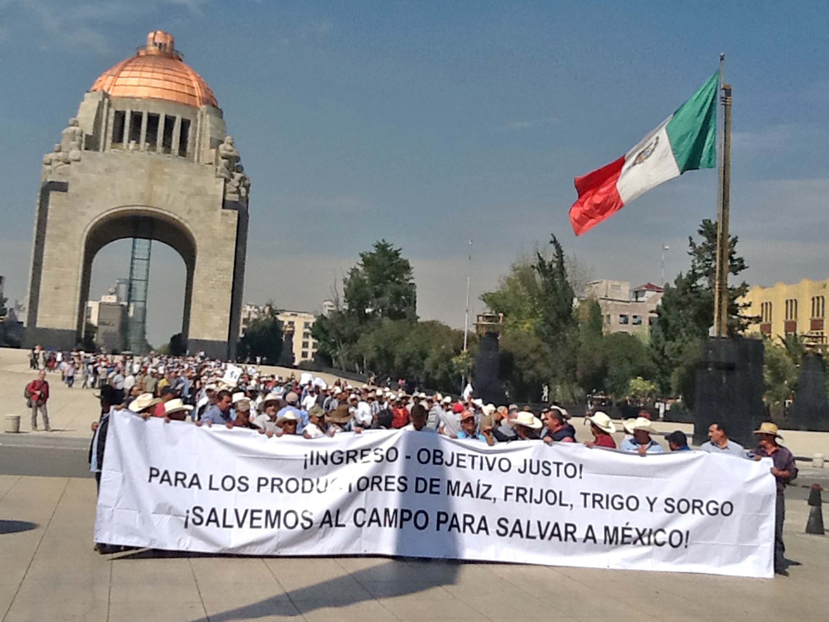 Agricultores de varios estados se movilizaron desde el Monumento a la Revolución ■ foto: cortesía el barzón