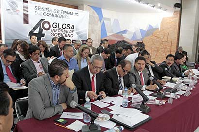 Fernando Soto Acosta (derecha), secretario de Finanzas ■ foto: ernesto moreno