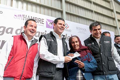 Miguel Alonso, acompañado del alcalde Benjamín Medrano repartió tarjetas, en beneficio de cientos de mujeres ■ FOTO: LA JORNADA ZACATECAS