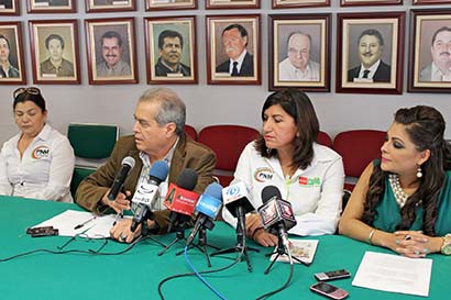 Marco Antonio Olvera y Araceli Ramírez informaron de las actividades del PNM ■ foto: RAFAEL DE SANTIAGO