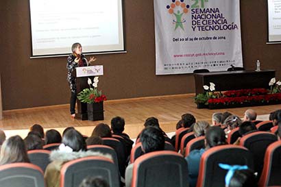 La investigadora Gabriela Dutrénit impartió la conferencia Sociedad del conocimiento, innovación y bienestar social ■ FOTO: ANDRÉS SÁNCHEZ