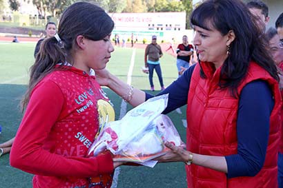 Se entregó a cada uno de los beneficiarios un kit de papelería y paquetes de uniformes deportivos ■ foto: LA JORNADA ZACATECAS