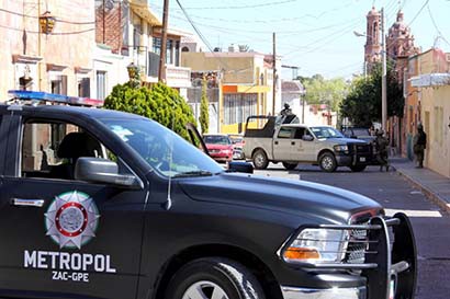 En la entidad mejoró la percepción sobre la seguridad pública. En la imagen, un operativo policiaco militar en Guadalupe ■ foto: La Jornada Zacatecas