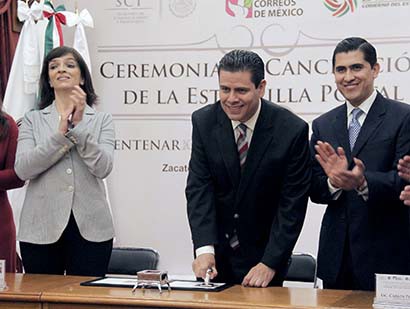 La directora del Sepomex, Yuridia Mascot; el gobernador Miguel Alonso, y el alcalde capitalino, Carlos Peña ■ foto: Ernesto Moreno