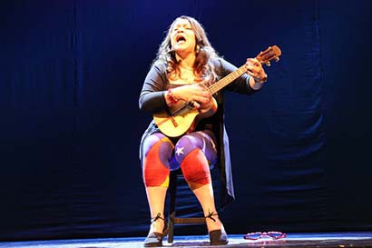 Nancy Machado, de Venezuela, se hizo acompañar por un pequeño instrumento musical llamado cuarto para deleitar a docenas de educandos ■ FOTOS: LA JORNADA ZACATECAS