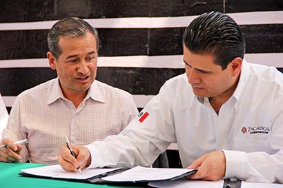 Firma de convenio entre Gobierno del Estado y Diconsa ■ foto: andrés sánchez
