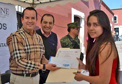 El edil de El Mineral, Benjamín Medrano Quezada, entregó las constancias a los participantes de los cursos de capacitación para el autoempleo ■ foto: LA JORNADA ZACATECAS