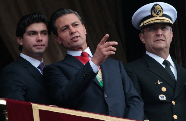 El presidente Enrique Peña observa desde el balcón de Palacio Nacional el desfile militar del 16 de septiembre. Foto: José Antonio López