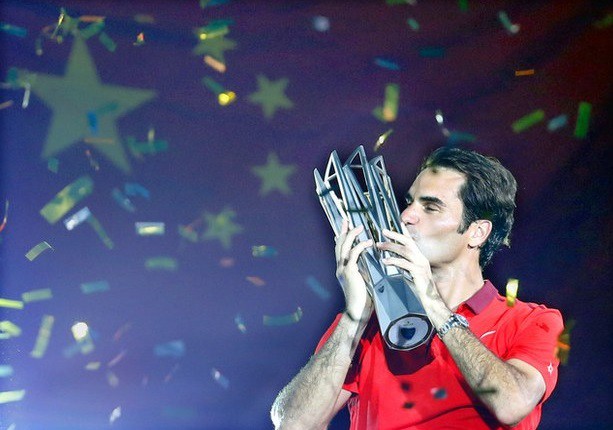 Roger Federer, de Suiza, besa el trofeo durante la ceremonia de premiación de la final individual varonil del torneo de tenis Maestros de Shanghai 2014. Foto Xinhua