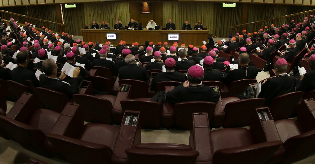El papa Francisco al iniciar la reunión de obispos en el Vaticano. Foto Ap