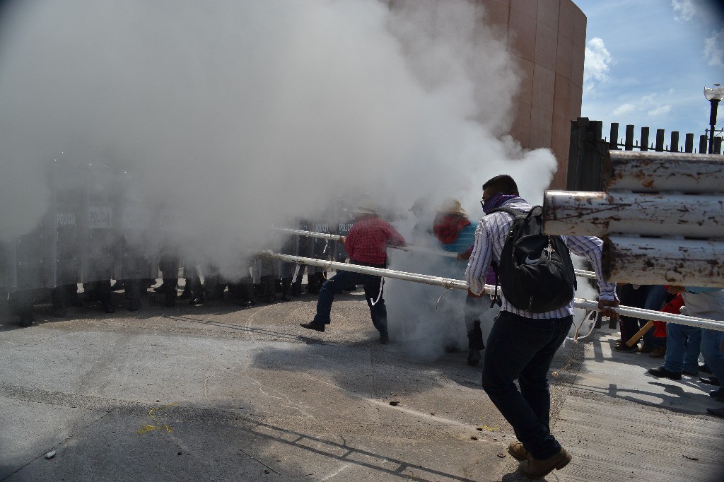 Policías antimotines utilizaron extintores para dispersar a los manifestantes cetegistas. Foto: La Jornada