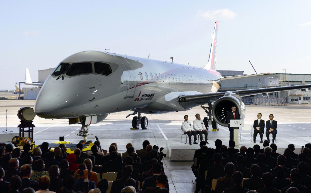 El Mitsubishi Regional Jet salió al fin de fábrica, con lo que abre un nuevo capítulo para la industria aeronáutica japonesa. Foto Ap